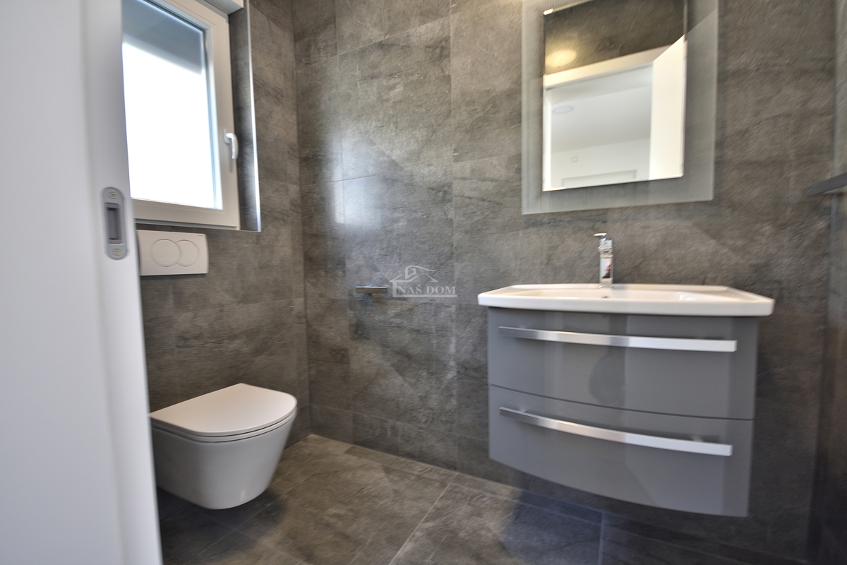 Vodice -*NUOVA COSTRUZIONE* S1 doppia casa bifamiliare in posizione tranquilla, a 950 m dalla spiaggia