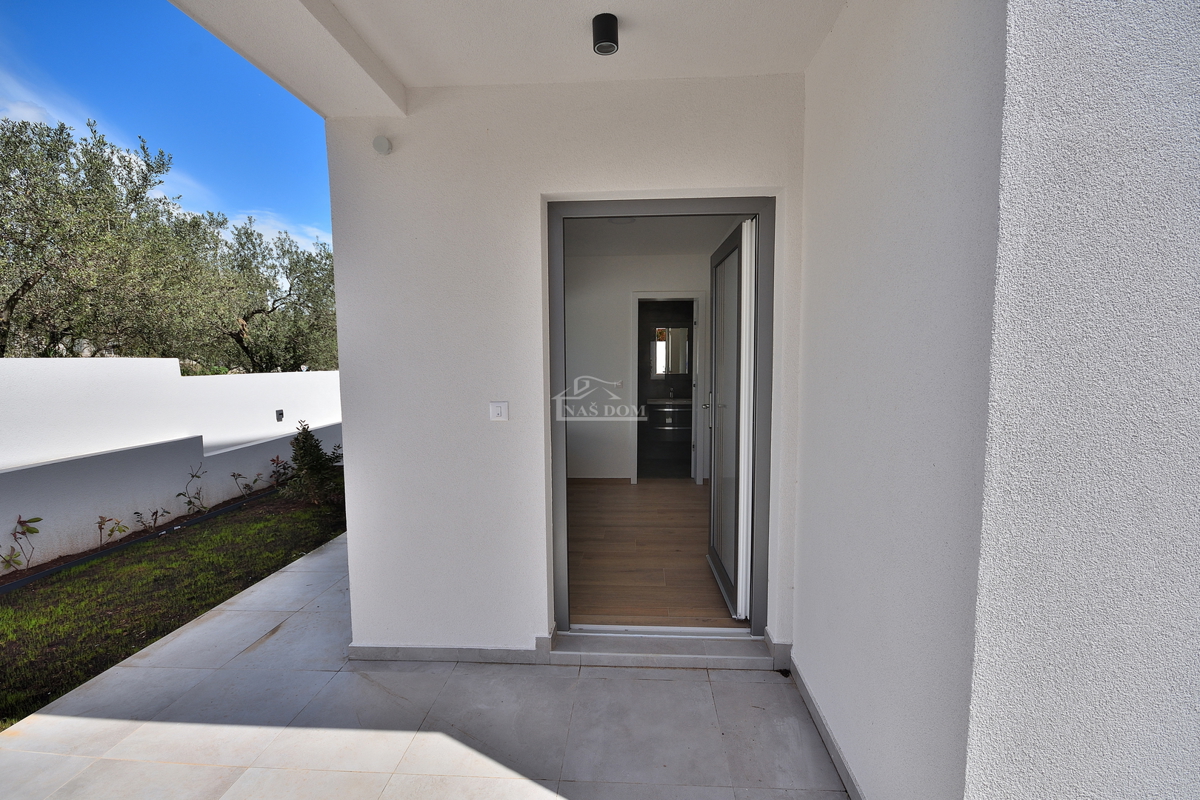 Vodice -*NUOVA COSTRUZIONE* S1 doppia casa bifamiliare in posizione tranquilla, a 950 m dalla spiaggia