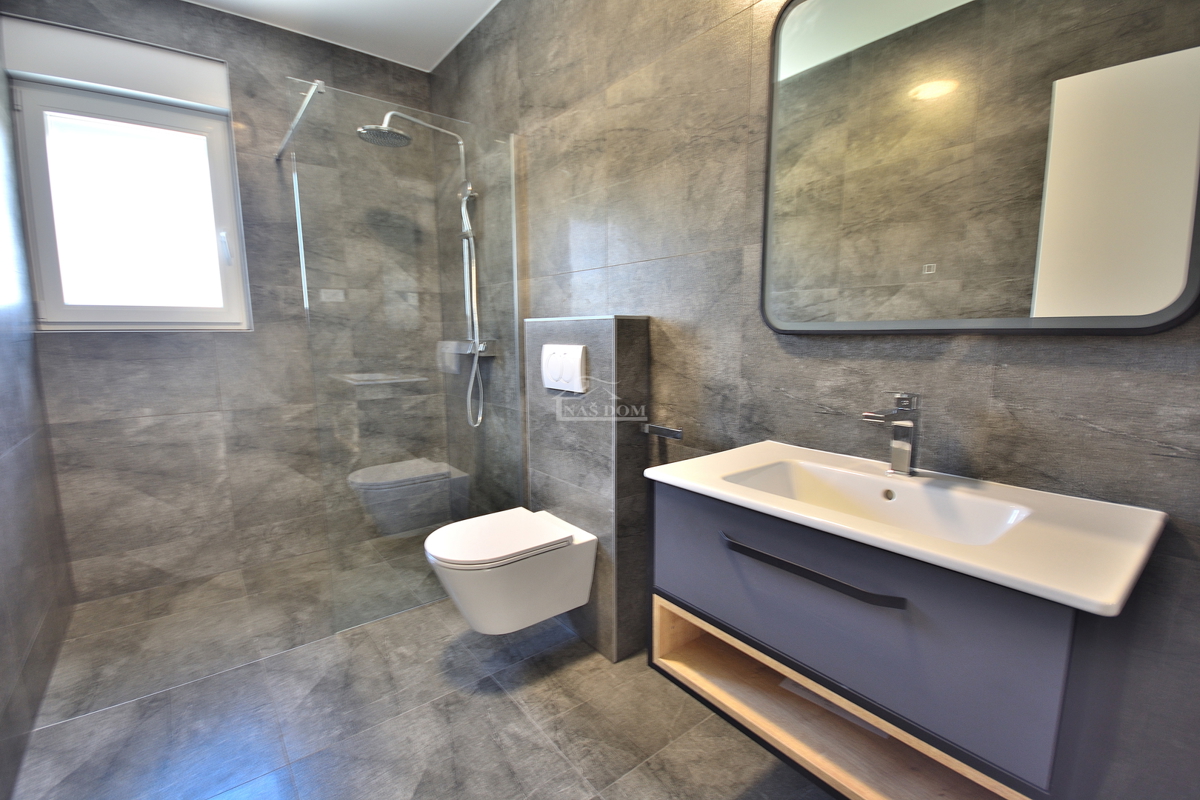 Vodice -*NUOVA COSTRUZIONE* S1 doppia casa bifamiliare in posizione tranquilla, a 950 m dalla spiaggia