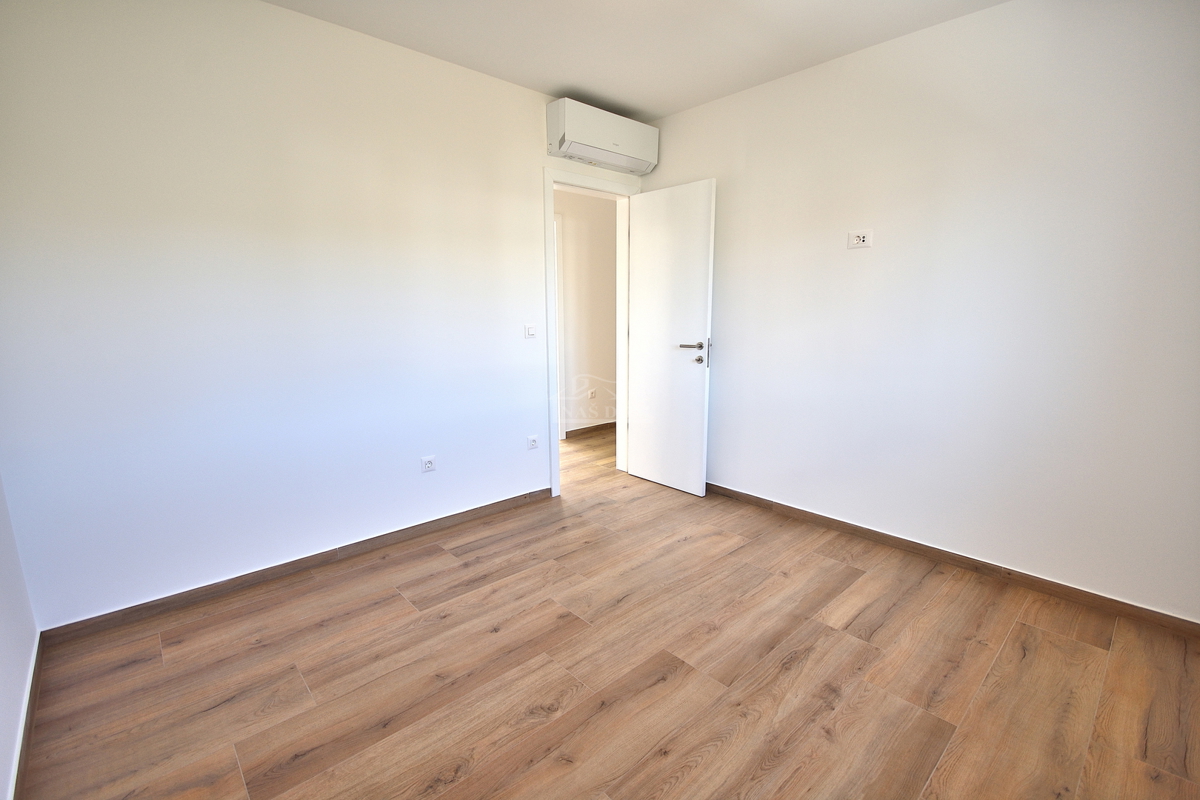 Vodice -*NUOVA COSTRUZIONE* S1 doppia casa bifamiliare in posizione tranquilla, a 950 m dalla spiaggia