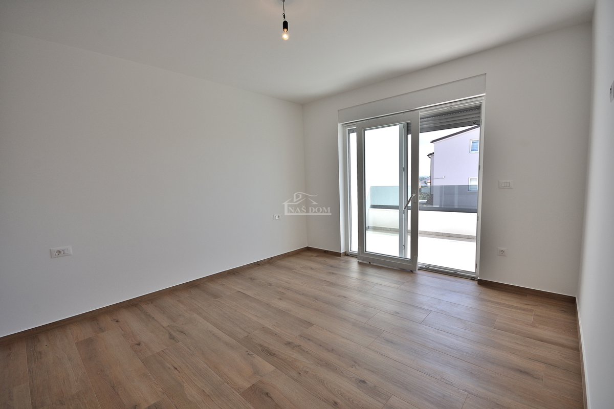 Vodice -*NUOVA COSTRUZIONE* S1 doppia casa bifamiliare in posizione tranquilla, a 950 m dalla spiaggia