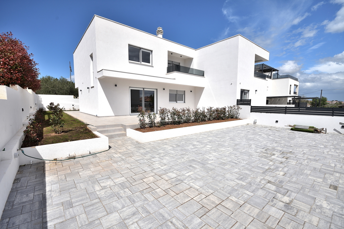 Vodice -*NUOVA COSTRUZIONE* S1 doppia casa bifamiliare in posizione tranquilla, a 950 m dalla spiaggia