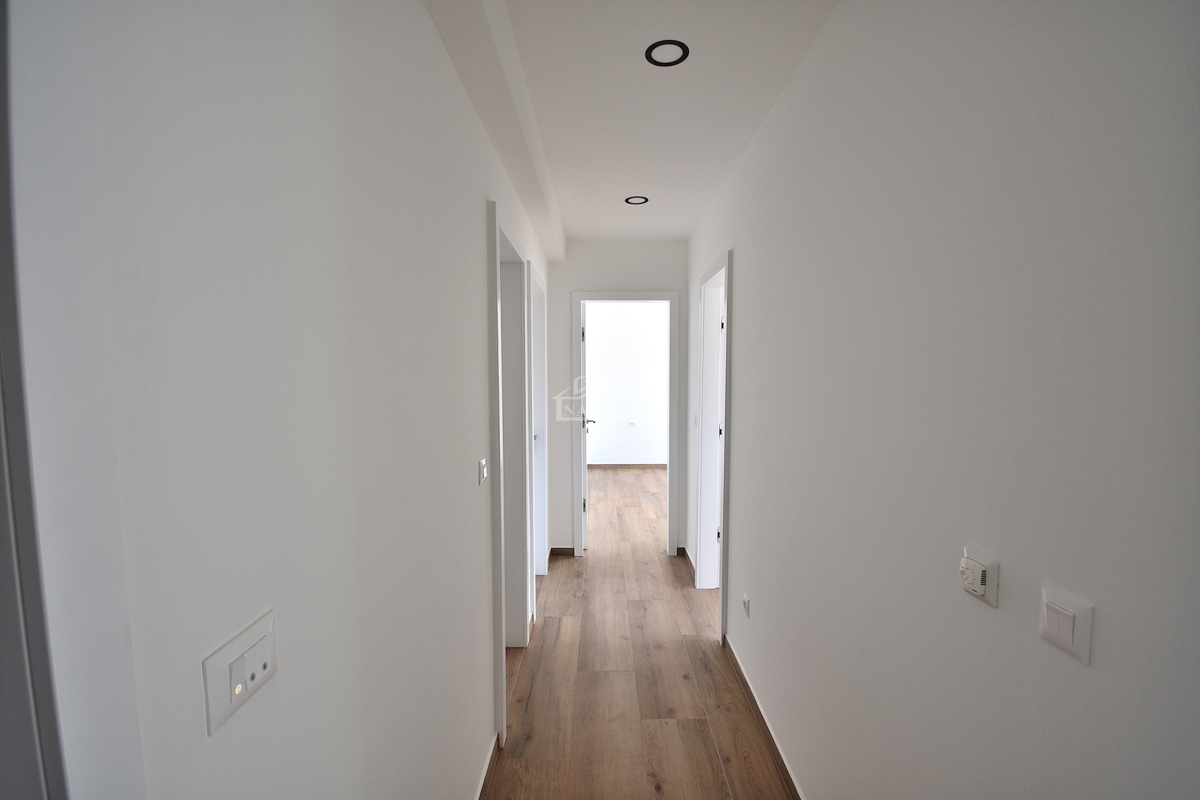 Vodice -*NUOVA COSTRUZIONE* S1 doppia casa bifamiliare in posizione tranquilla, a 950 m dalla spiaggia