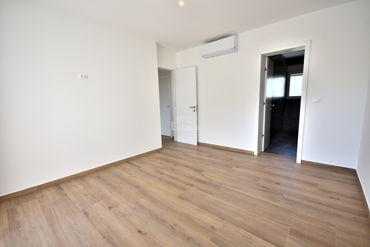 Vodice -*NUOVA COSTRUZIONE* S1 doppia casa bifamiliare in posizione tranquilla, a 950 m dalla spiaggia