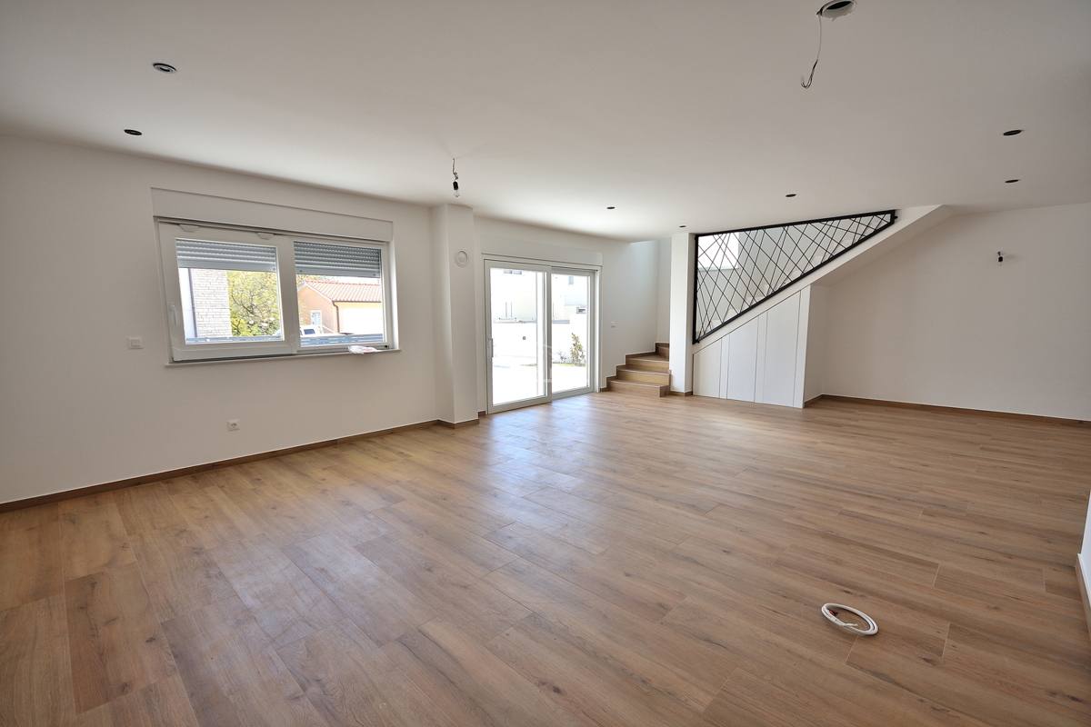 Vodice -*NUOVA COSTRUZIONE* S1 doppia casa bifamiliare in posizione tranquilla, a 950 m dalla spiaggia