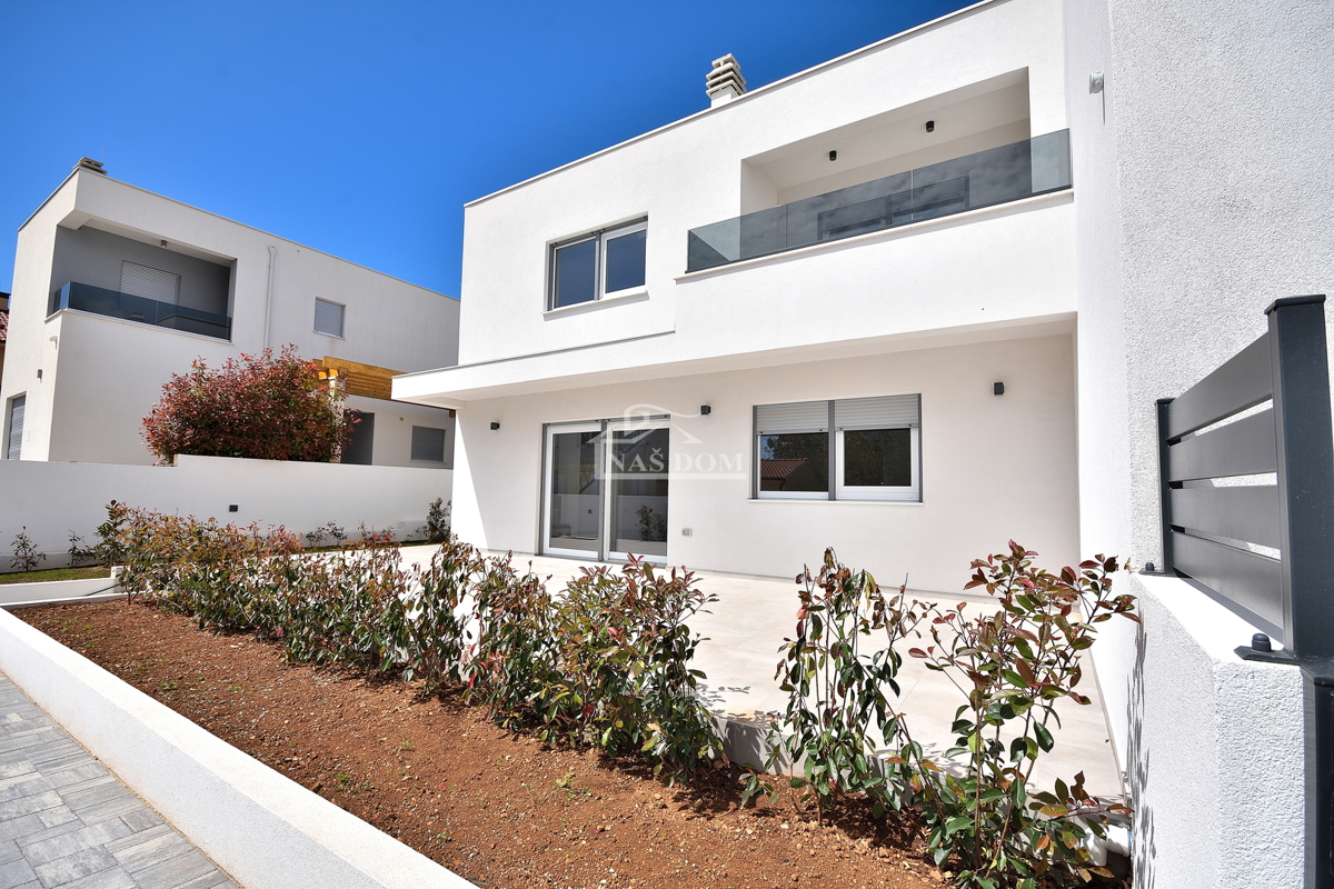Vodice -*NUOVA COSTRUZIONE* S1 doppia casa bifamiliare in posizione tranquilla, a 950 m dalla spiaggia