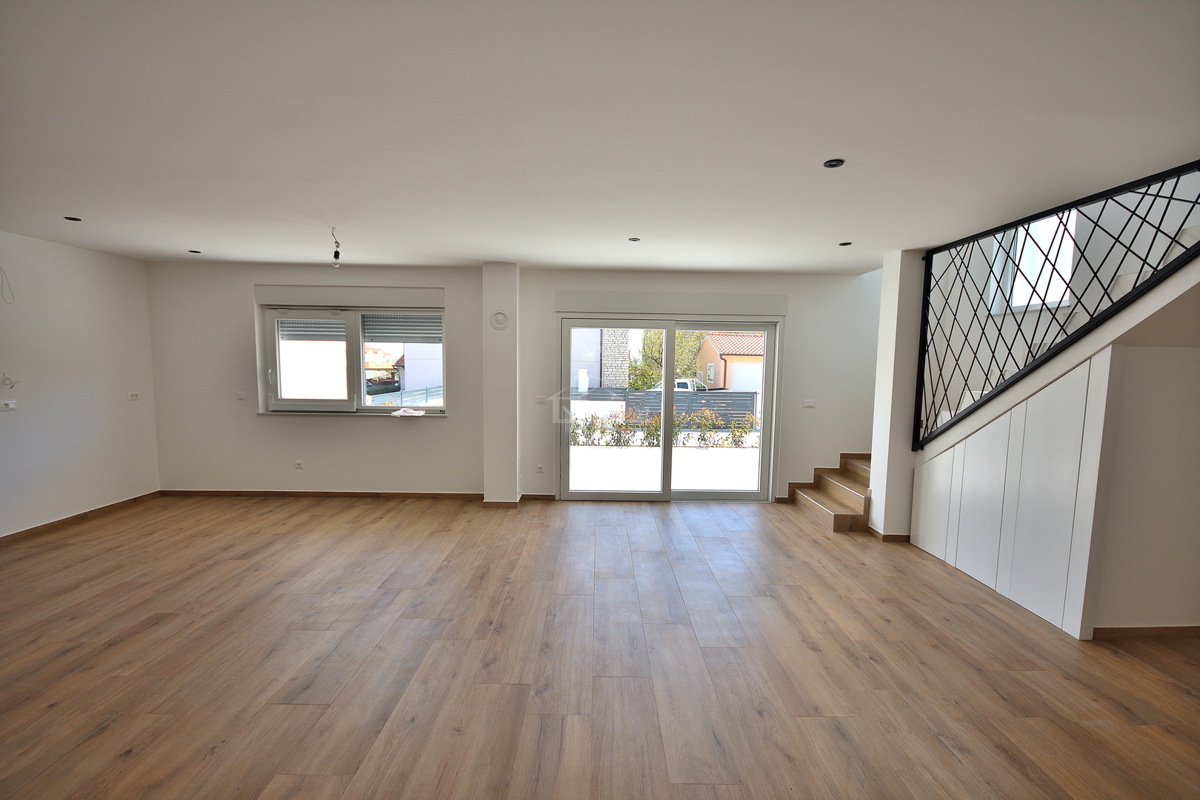 Vodice -*NUOVA COSTRUZIONE* S1 doppia casa bifamiliare in posizione tranquilla, a 950 m dalla spiaggia