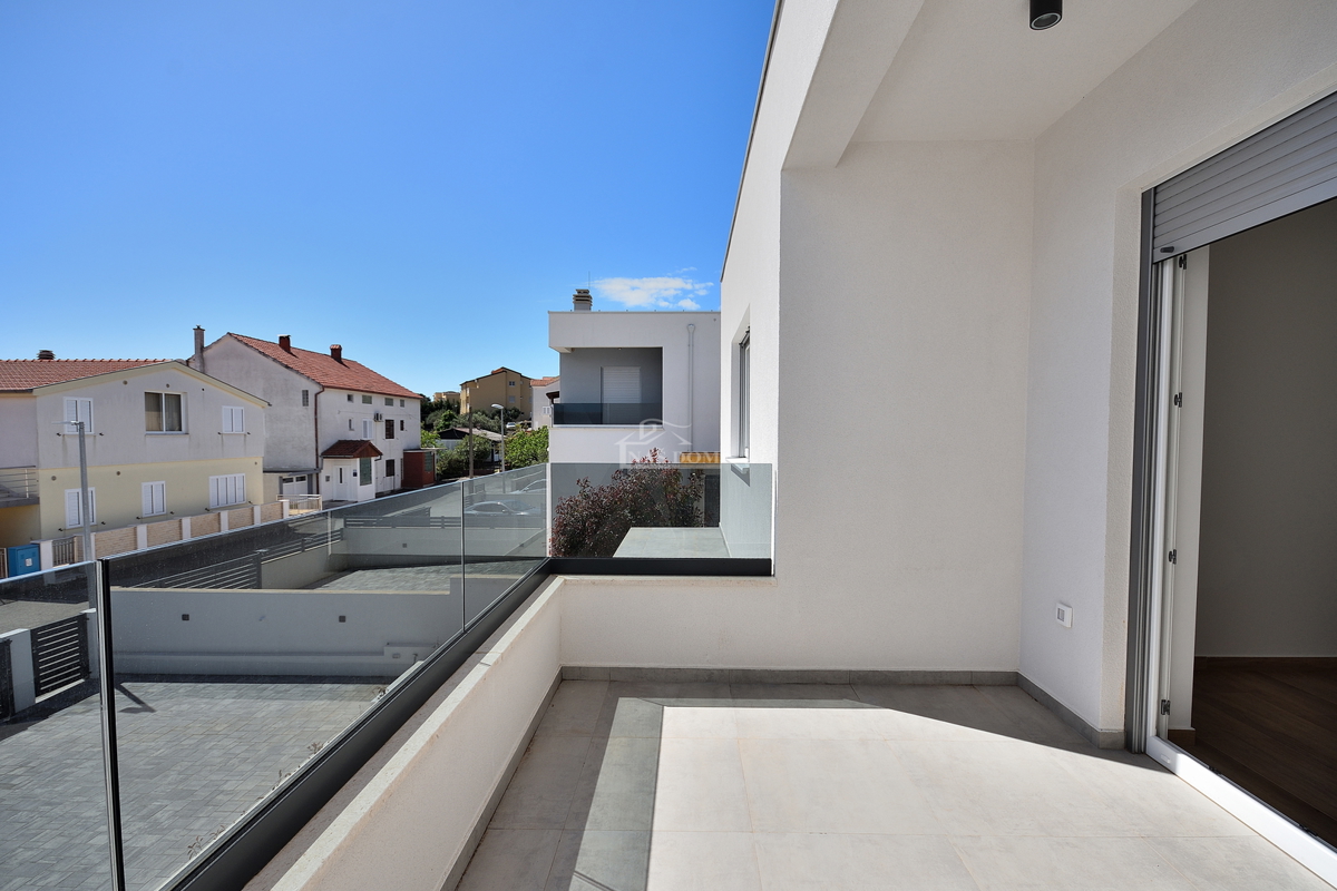 Vodice -*NUOVA COSTRUZIONE* S1 doppia casa bifamiliare in posizione tranquilla, a 950 m dalla spiaggia