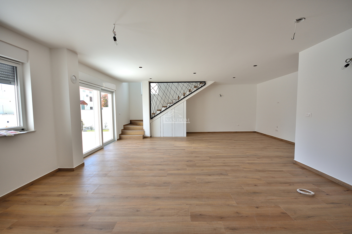 Vodice -*NUOVA COSTRUZIONE* S1 doppia casa bifamiliare in posizione tranquilla, a 950 m dalla spiaggia