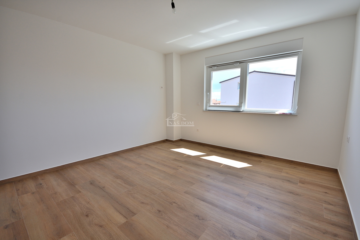 Vodice -*NUOVA COSTRUZIONE* S1 doppia casa bifamiliare in posizione tranquilla, a 950 m dalla spiaggia