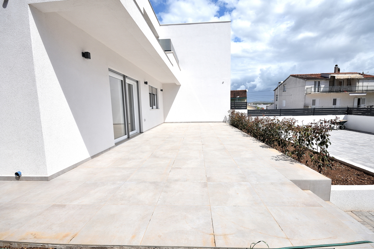 Vodice -*NUOVA COSTRUZIONE* S1 doppia casa bifamiliare in posizione tranquilla, a 950 m dalla spiaggia