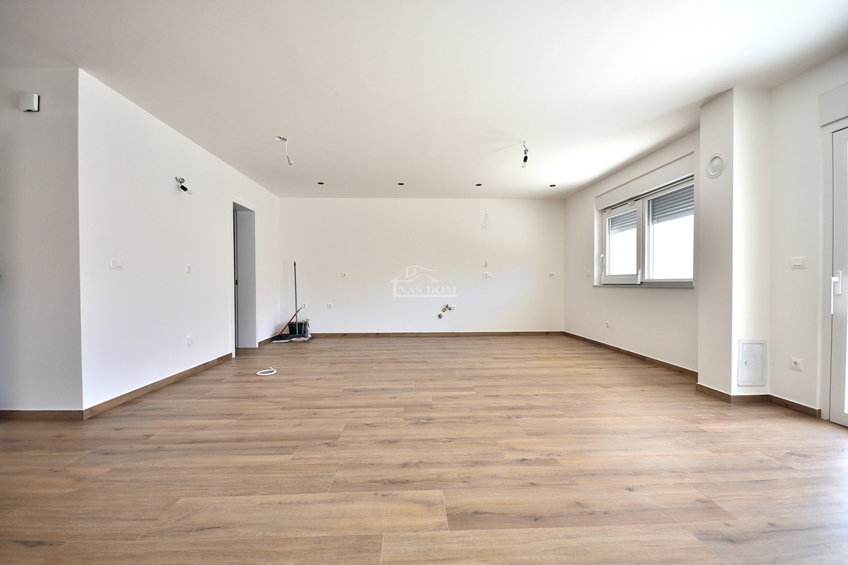 Vodice -*NUOVA COSTRUZIONE* S1 doppia casa bifamiliare in posizione tranquilla, a 950 m dalla spiaggia