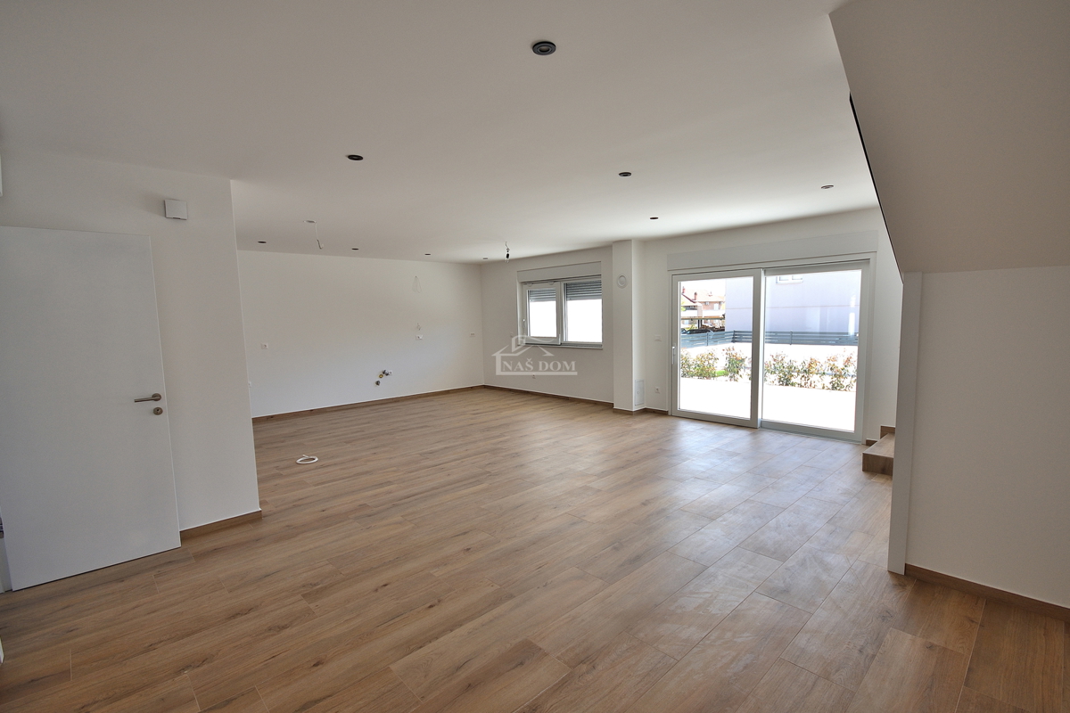 Vodice -*NUOVA COSTRUZIONE* S1 doppia casa bifamiliare in posizione tranquilla, a 950 m dalla spiaggia