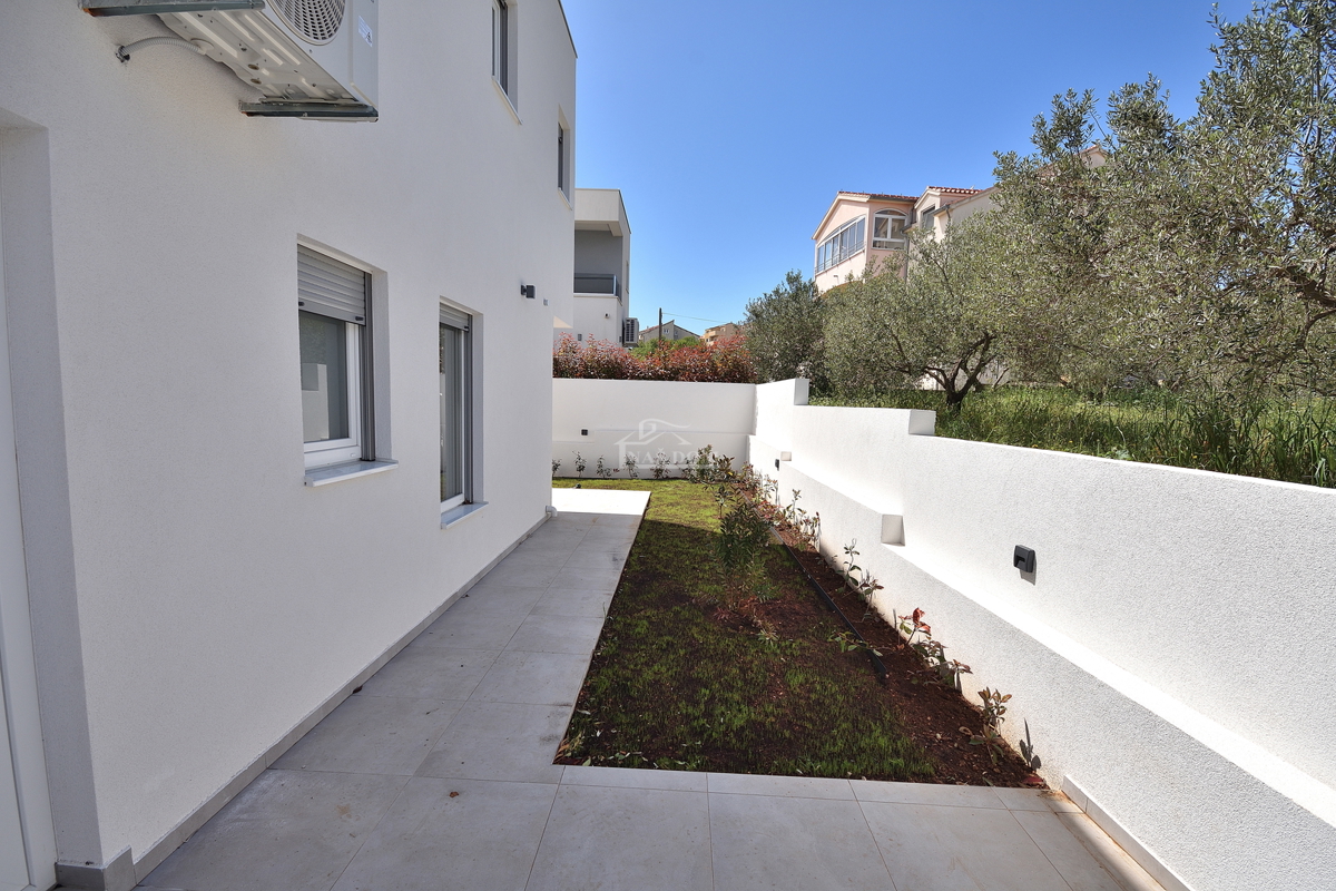 Vodice -*NUOVA COSTRUZIONE* S1 doppia casa bifamiliare in posizione tranquilla, a 950 m dalla spiaggia