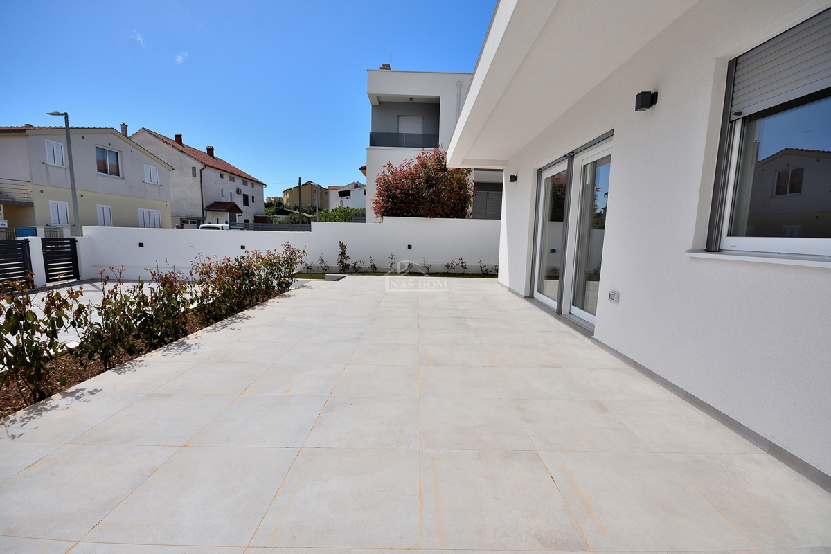 Vodice -*NUOVA COSTRUZIONE* S1 doppia casa bifamiliare in posizione tranquilla, a 950 m dalla spiaggia