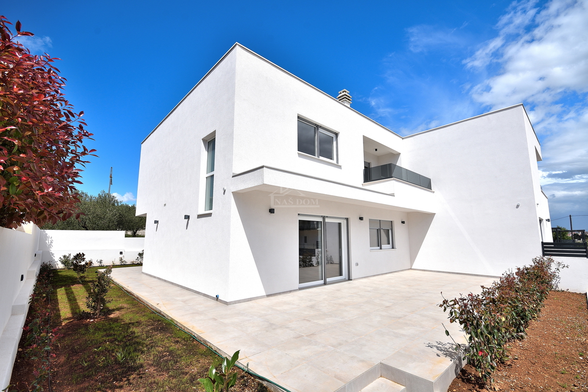 Vodice -*NUOVA COSTRUZIONE* S1 doppia casa bifamiliare in posizione tranquilla, a 950 m dalla spiaggia