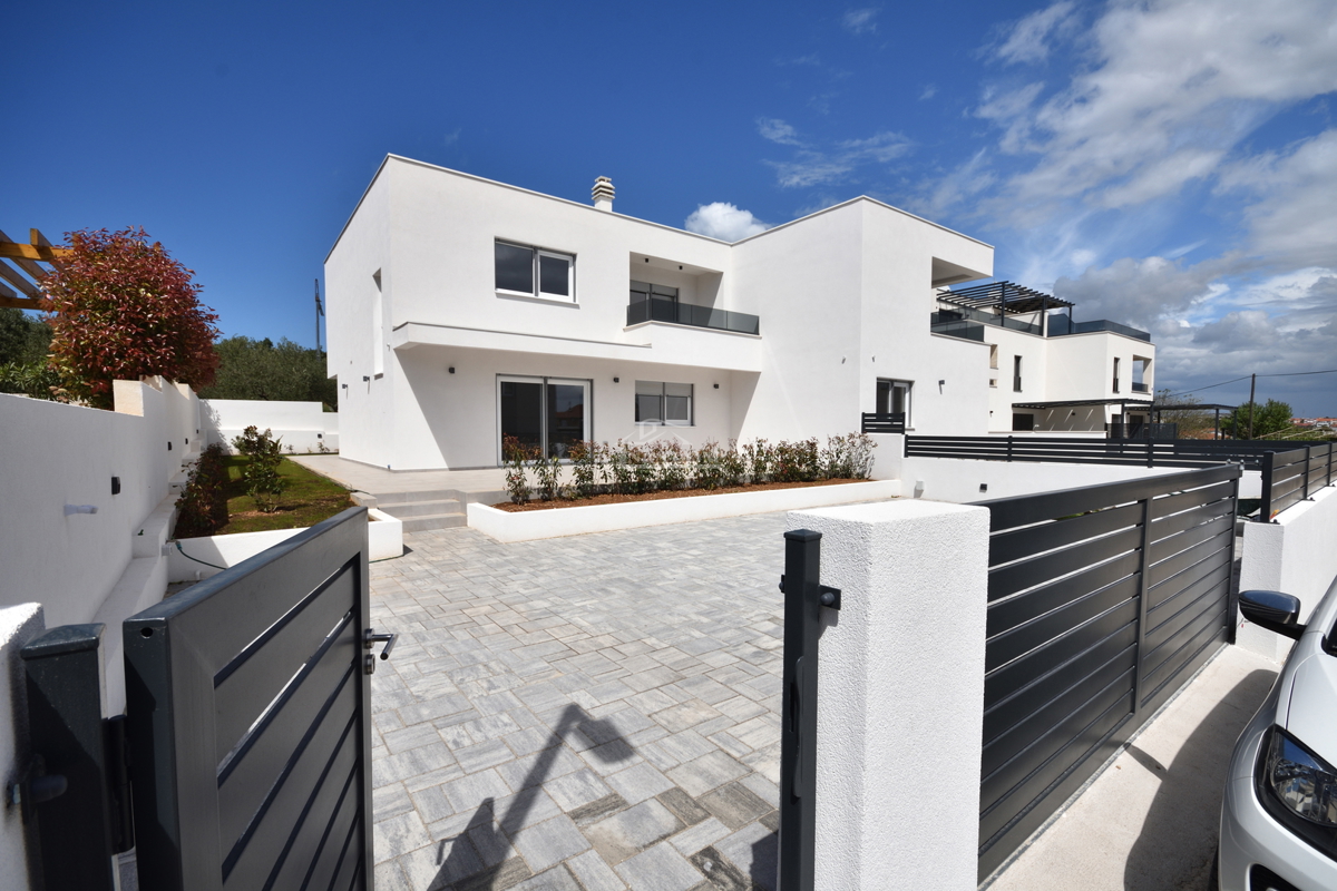 Vodice -*NUOVA COSTRUZIONE* S1 doppia casa bifamiliare in posizione tranquilla, a 950 m dalla spiaggia