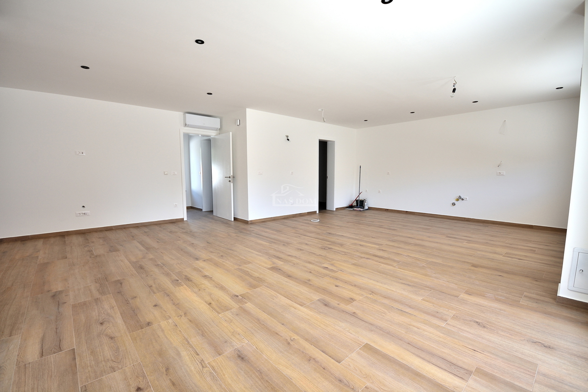 Vodice -*NUOVA COSTRUZIONE* S1 doppia casa bifamiliare in posizione tranquilla, a 950 m dalla spiaggia