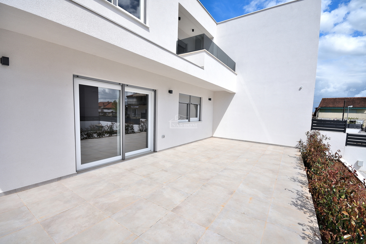 Vodice -*NUOVA COSTRUZIONE* S1 doppia casa bifamiliare in posizione tranquilla, a 950 m dalla spiaggia