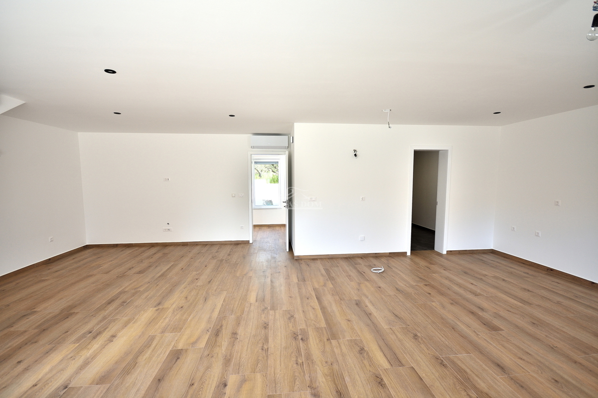 Vodice -*NUOVA COSTRUZIONE* S1 doppia casa bifamiliare in posizione tranquilla, a 950 m dalla spiaggia