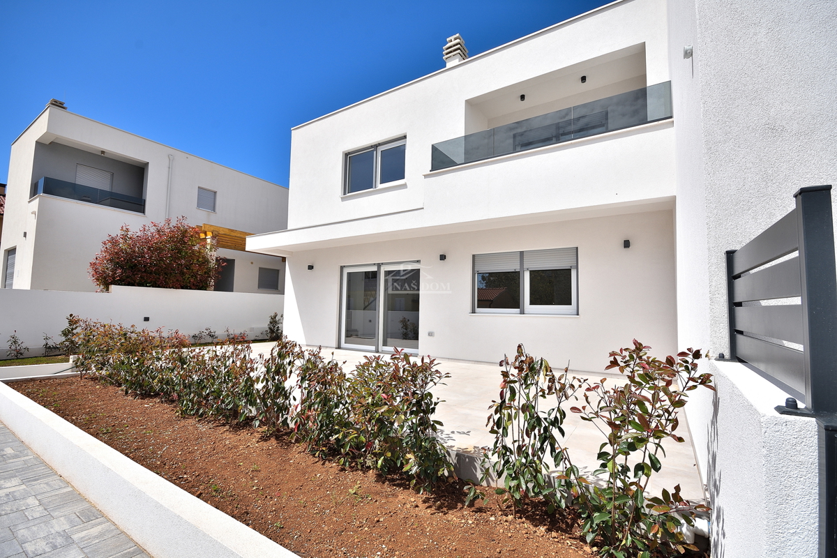 Vodice -*NUOVA COSTRUZIONE* S1 doppia casa bifamiliare in posizione tranquilla, a 950 m dalla spiaggia