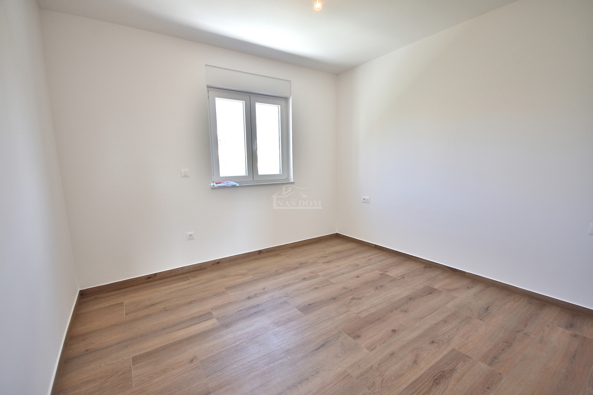 Vodice -*NUOVA COSTRUZIONE* S1 doppia casa bifamiliare in posizione tranquilla, a 950 m dalla spiaggia