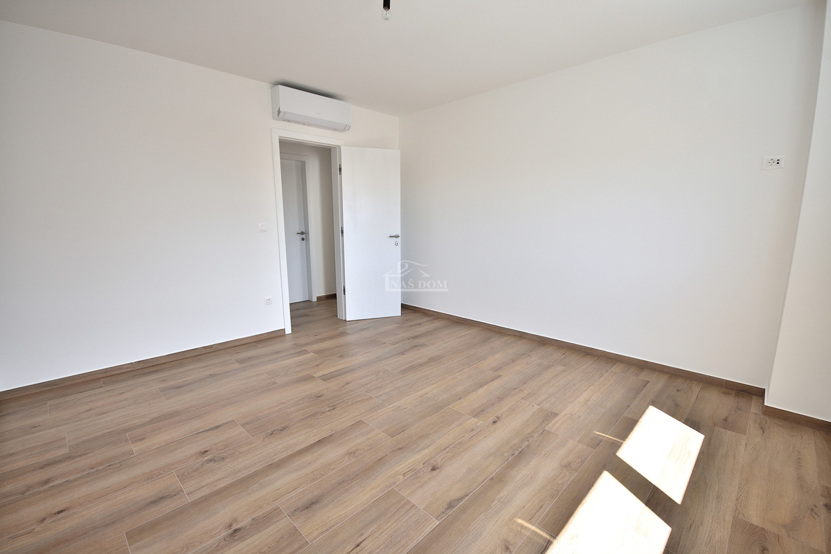 Vodice -*NUOVA COSTRUZIONE* S1 doppia casa bifamiliare in posizione tranquilla, a 950 m dalla spiaggia