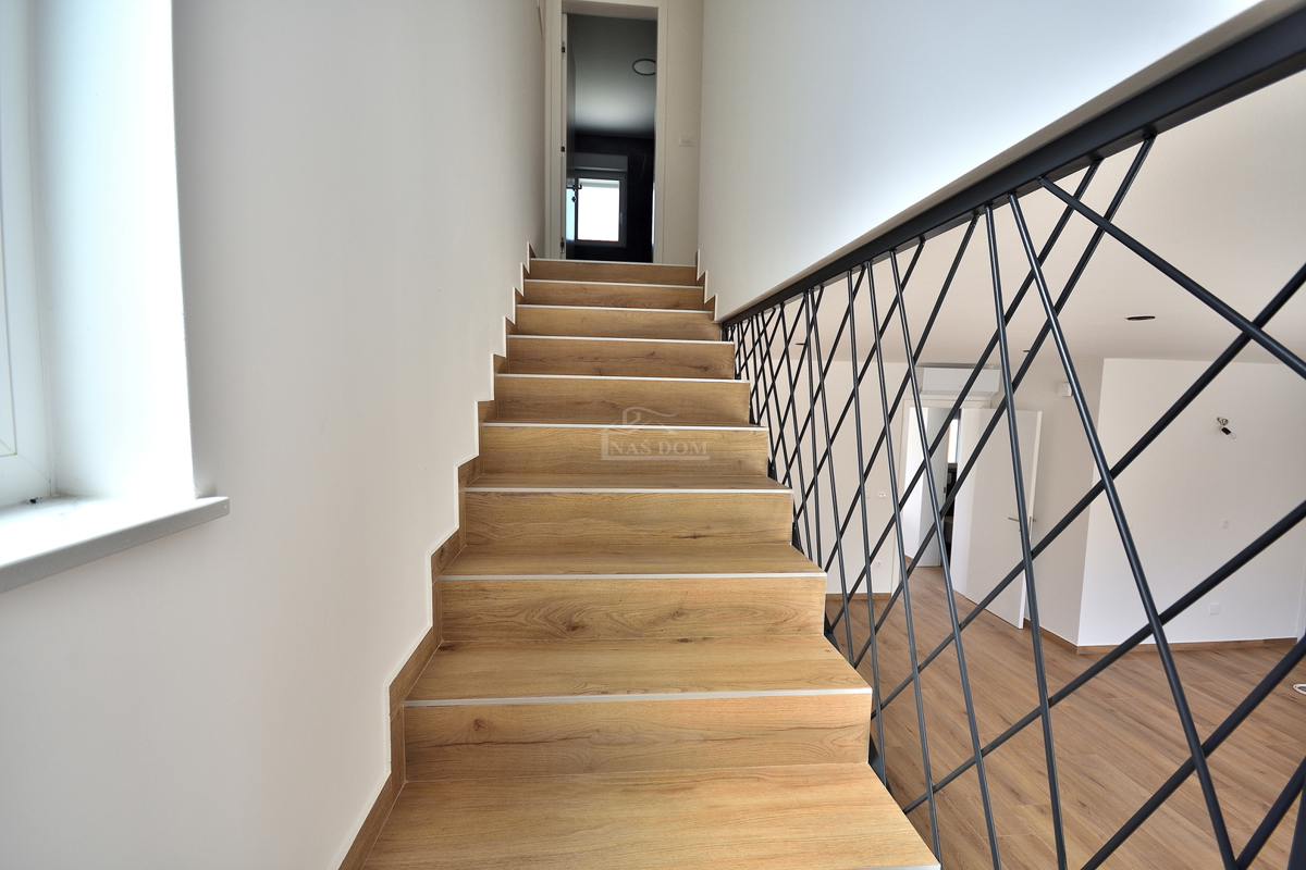 Vodice -*NUOVA COSTRUZIONE* S1 doppia casa bifamiliare in posizione tranquilla, a 950 m dalla spiaggia