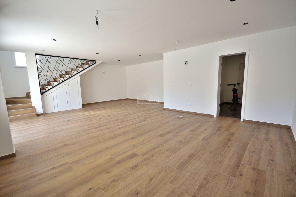 Vodice -*NUOVA COSTRUZIONE* S1 doppia casa bifamiliare in posizione tranquilla, a 950 m dalla spiaggia