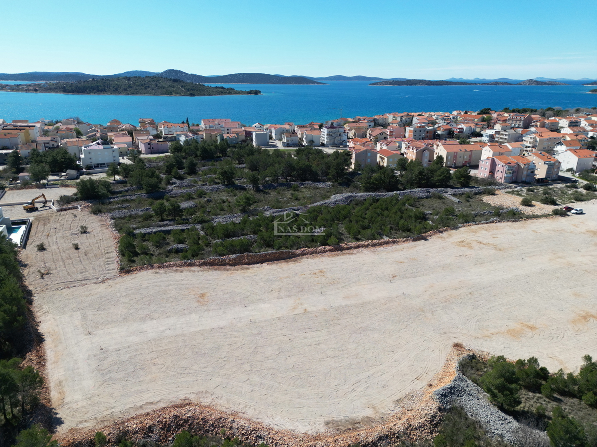 Terreno edificabile con progetto per 4 unità abitative – a 550 m dalla spiaggia, Srima
