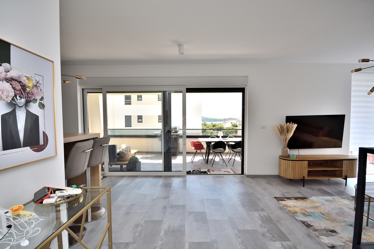 Vodice - appartamento arredato al piano terra con giardino e vista mare, a 300 m dalla spiaggia