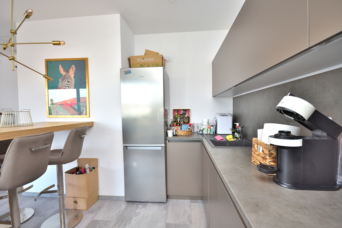 Vodice - appartamento arredato al piano terra con giardino e vista mare, a 300 m dalla spiaggia