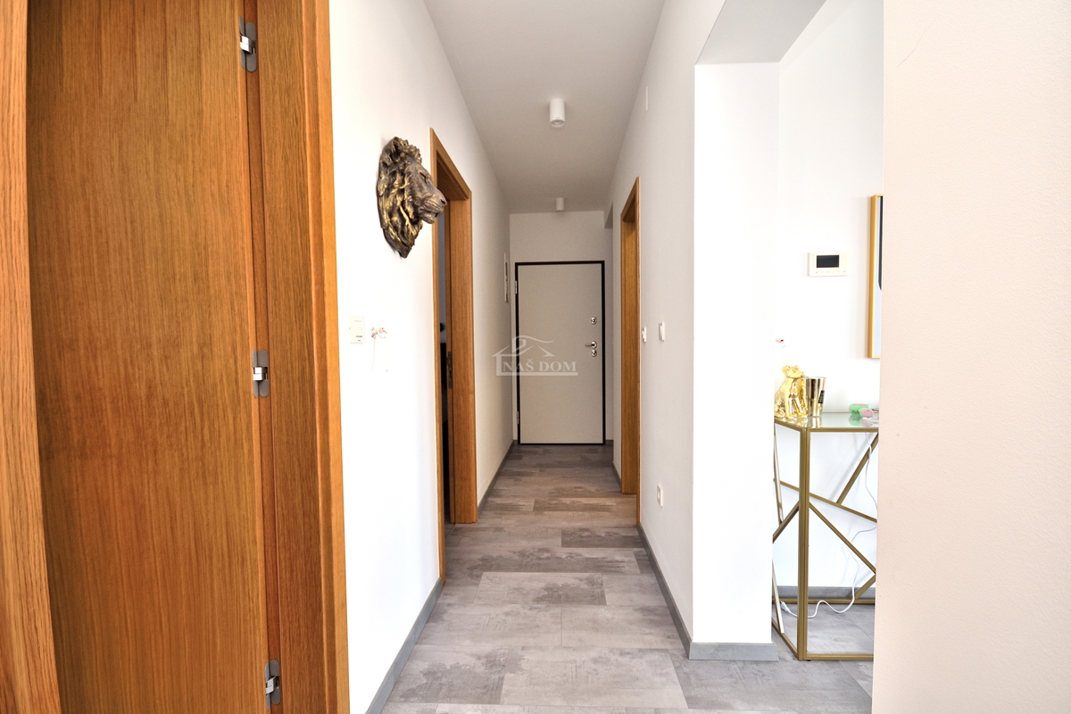 Vodice - appartamento arredato al piano terra con giardino e vista mare, a 300 m dalla spiaggia