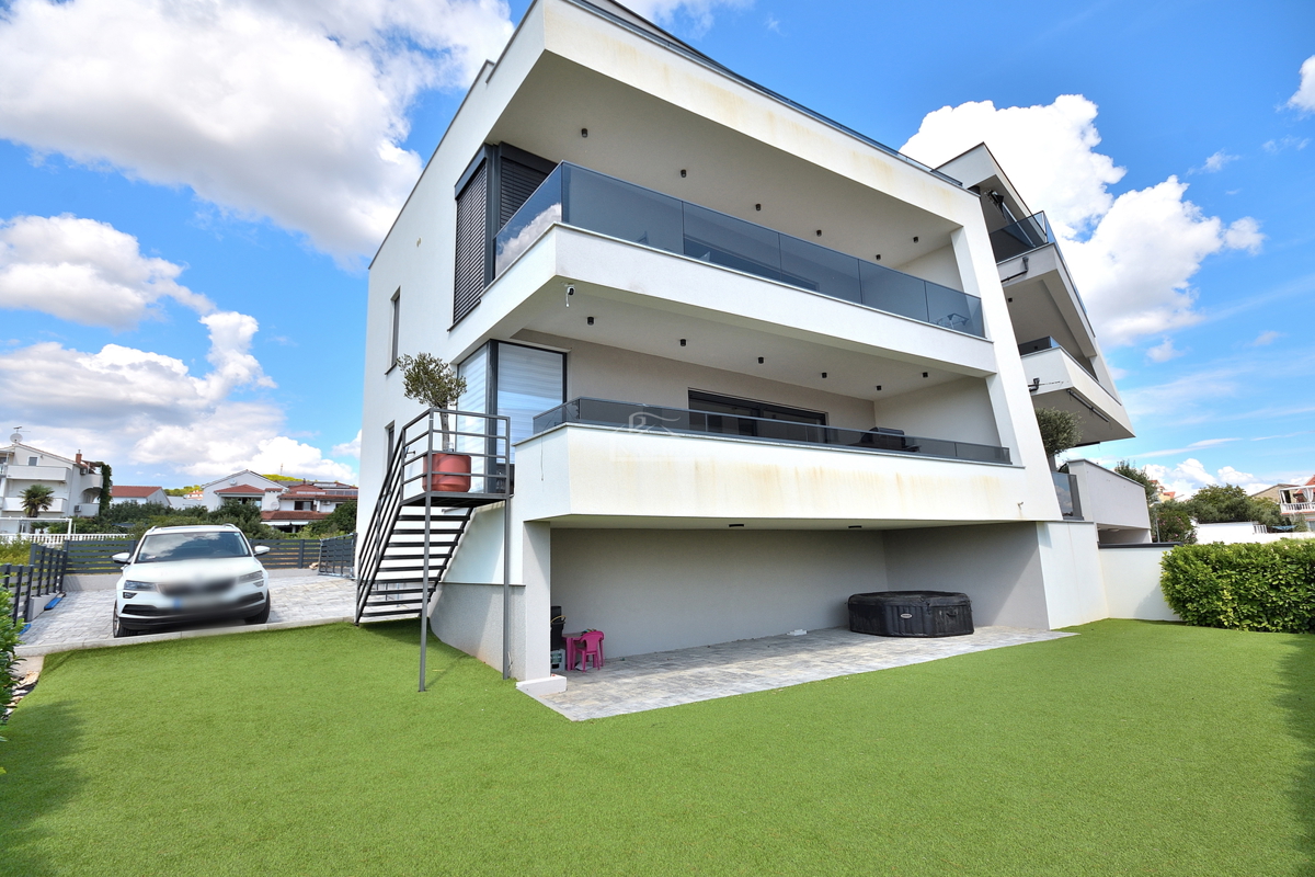 Vodice - appartamento arredato al piano terra con giardino e vista mare, a 300 m dalla spiaggia