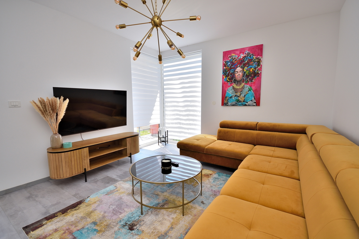 Vodice - appartamento arredato al piano terra con giardino e vista mare, a 300 m dalla spiaggia