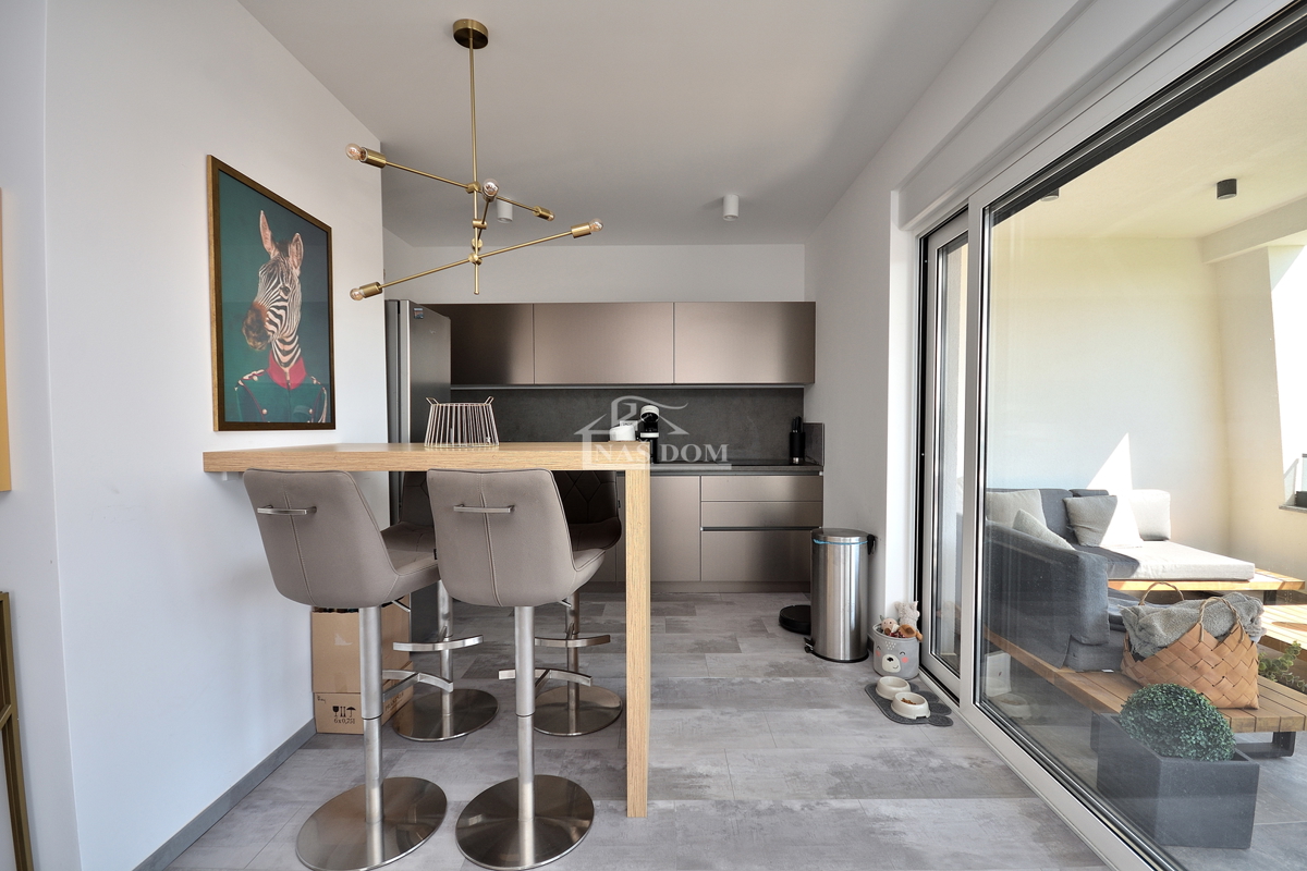 Vodice - appartamento arredato al piano terra con giardino e vista mare, a 300 m dalla spiaggia
