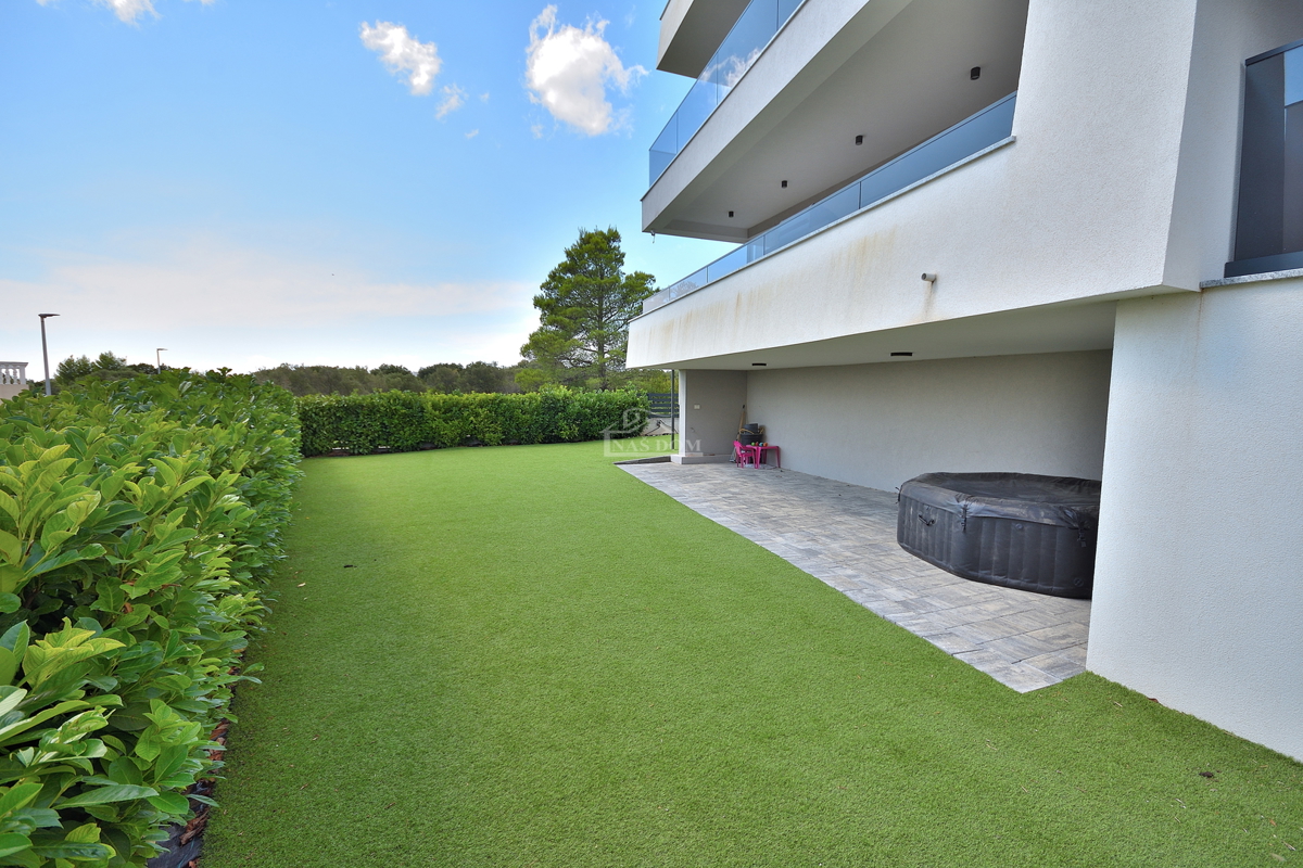 Vodice - appartamento arredato al piano terra con giardino e vista mare, a 300 m dalla spiaggia