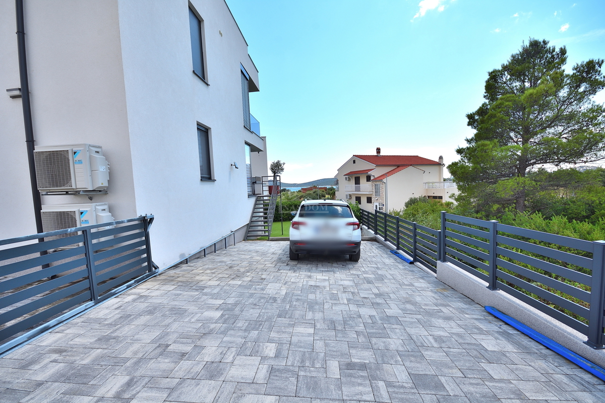 Vodice - appartamento arredato al piano terra con giardino e vista mare, a 300 m dalla spiaggia