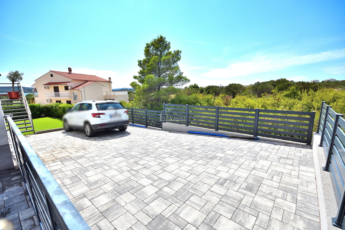 Vodice - appartamento arredato al piano terra con giardino e vista mare, a 300 m dalla spiaggia