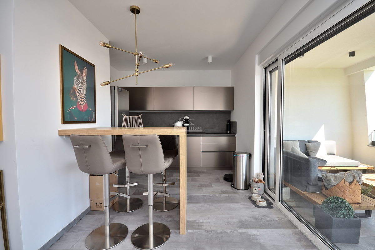 Vodice - appartamento arredato al piano terra con giardino e vista mare, a 300 m dalla spiaggia