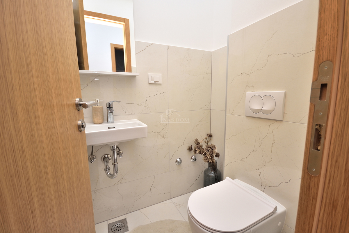 Vodice - appartamento arredato al piano terra con giardino e vista mare, a 300 m dalla spiaggia