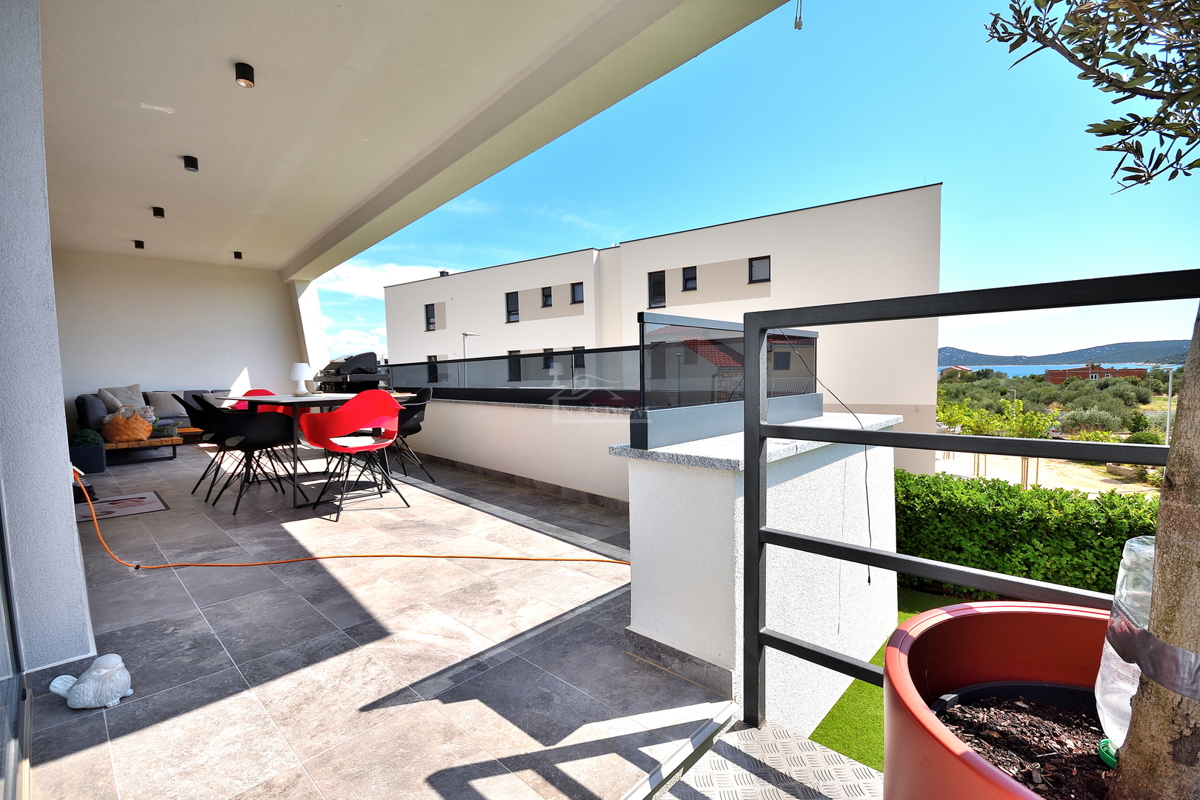 Vodice - appartamento arredato al piano terra con giardino e vista mare, a 300 m dalla spiaggia