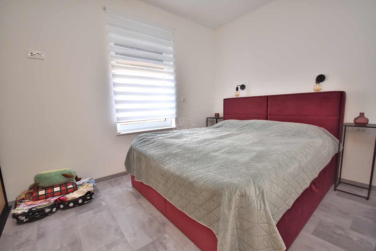 Vodice - appartamento arredato al piano terra con giardino e vista mare, a 300 m dalla spiaggia