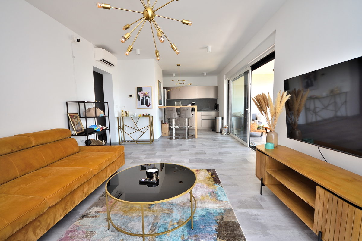 Vodice - appartamento arredato al piano terra con giardino e vista mare, a 300 m dalla spiaggia