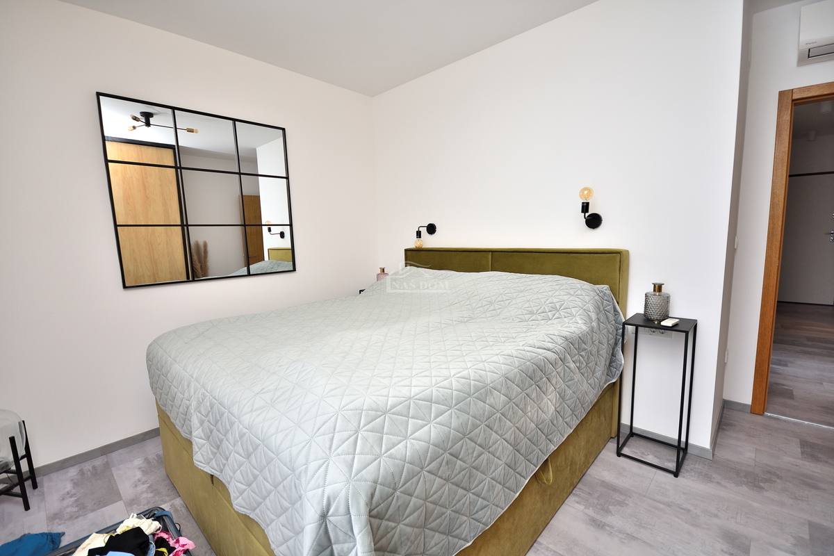 Vodice - appartamento arredato al piano terra con giardino e vista mare, a 300 m dalla spiaggia