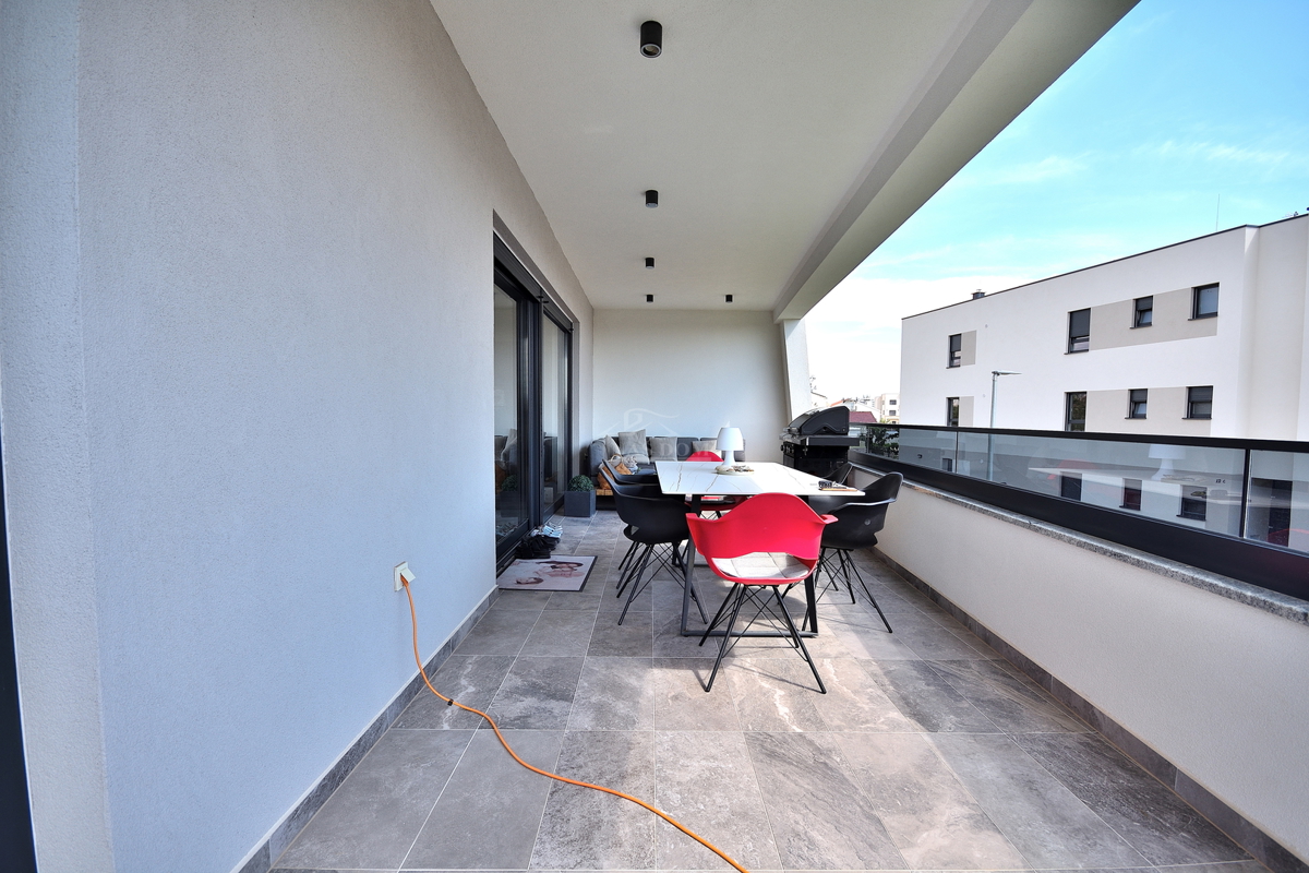 Vodice - appartamento arredato al piano terra con giardino e vista mare, a 300 m dalla spiaggia