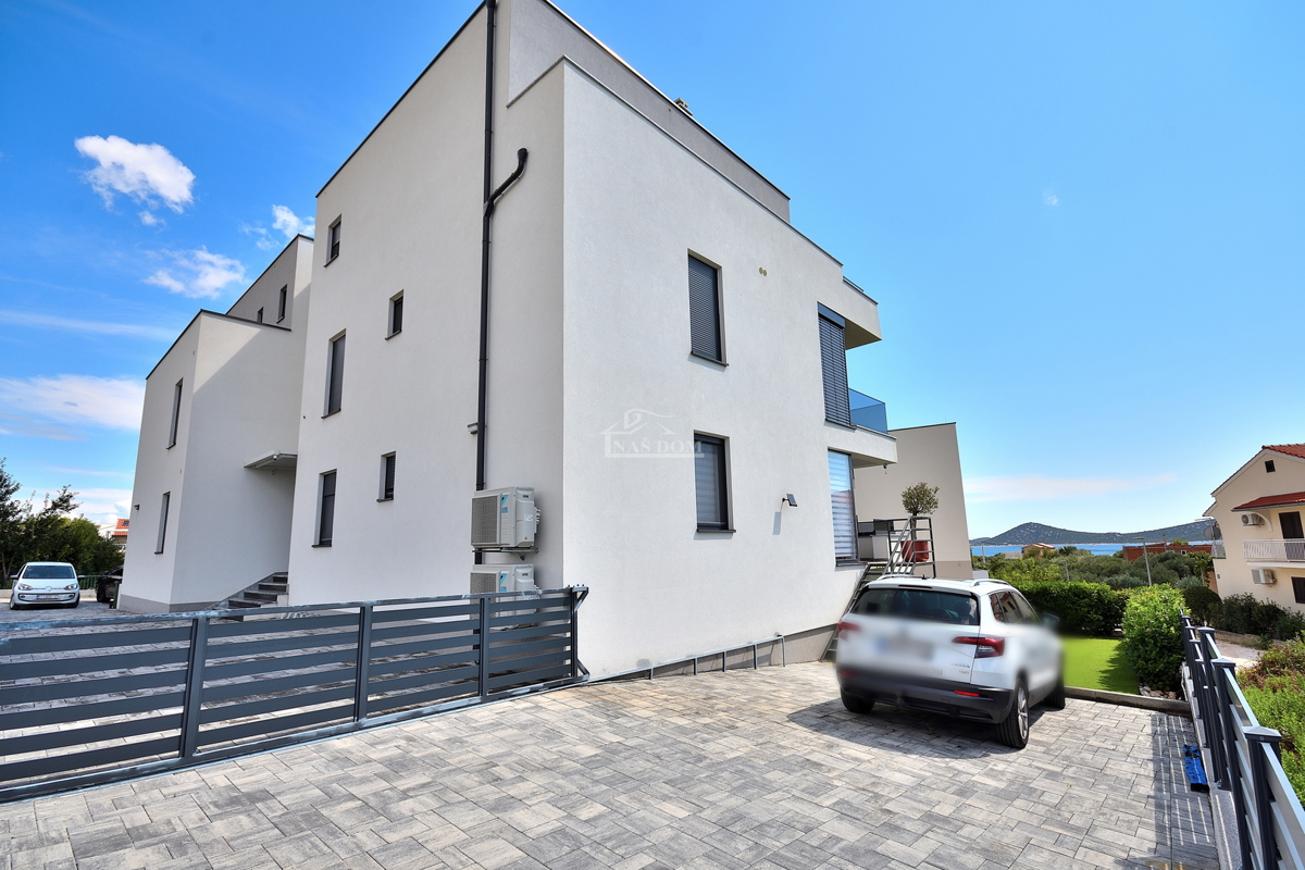 Vodice - appartamento arredato al piano terra con giardino e vista mare, a 300 m dalla spiaggia