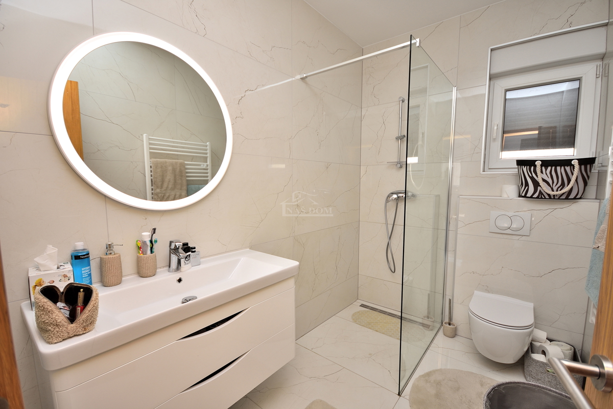 Vodice - appartamento arredato al piano terra con giardino e vista mare, a 300 m dalla spiaggia