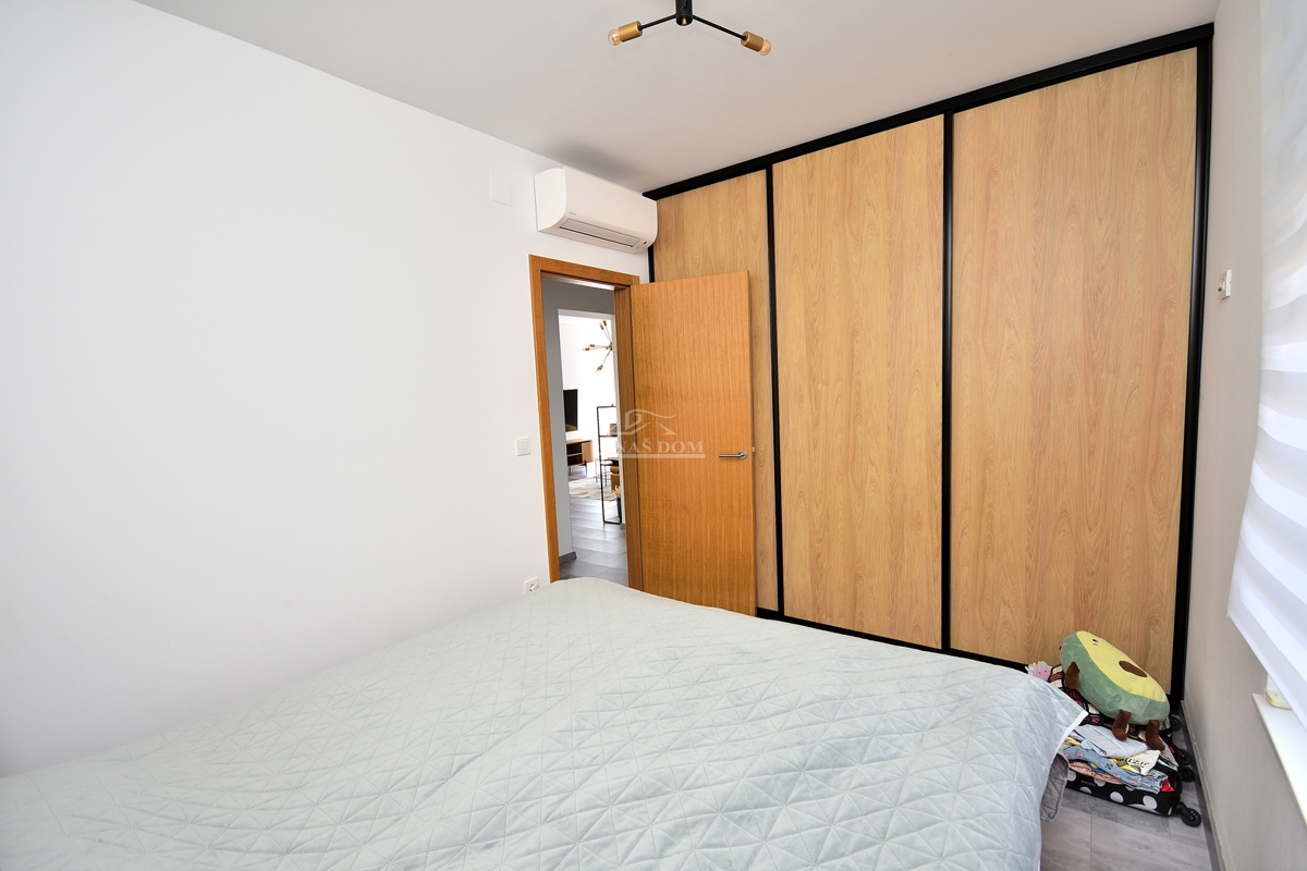 Vodice - appartamento arredato al piano terra con giardino e vista mare, a 300 m dalla spiaggia