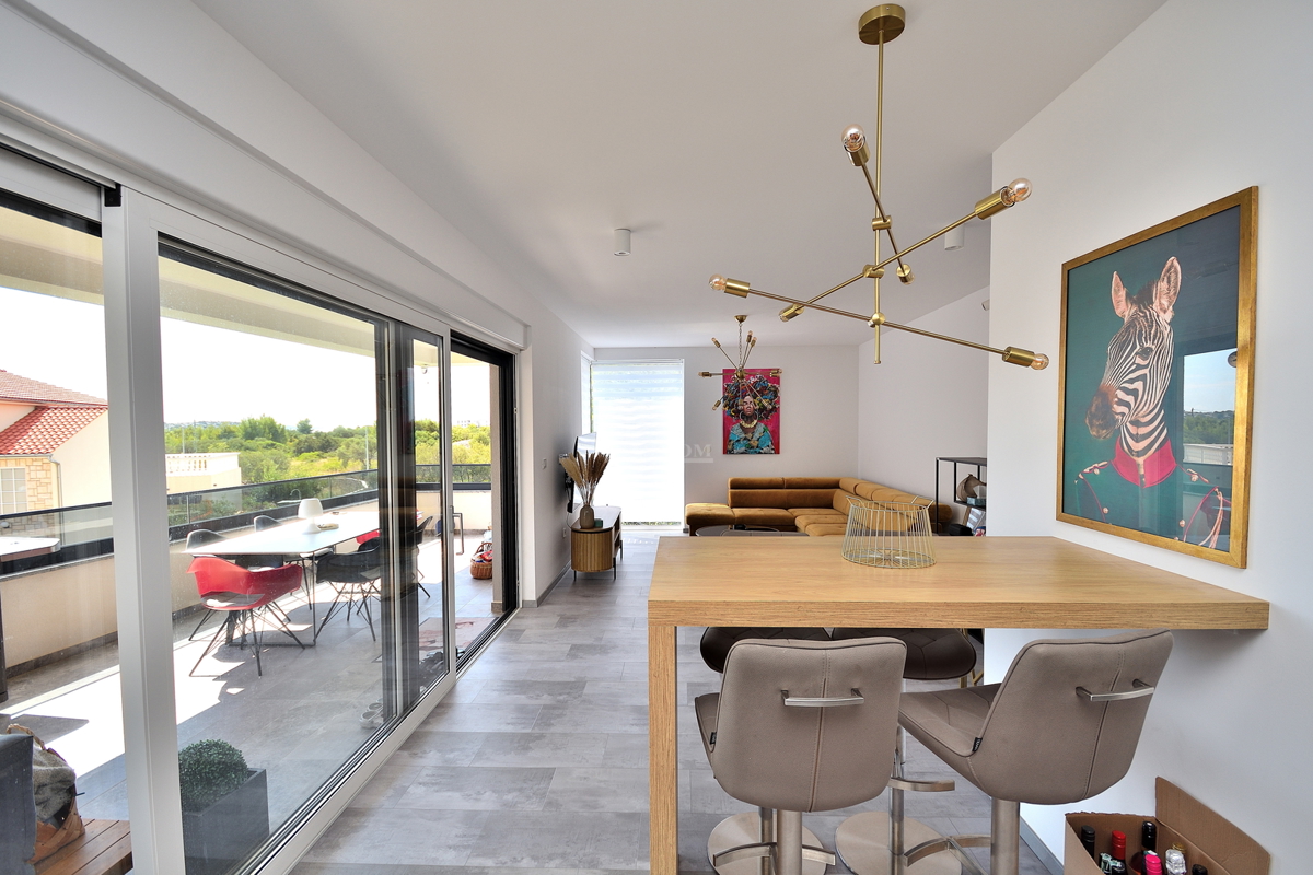 Vodice - appartamento arredato al piano terra con giardino e vista mare, a 300 m dalla spiaggia